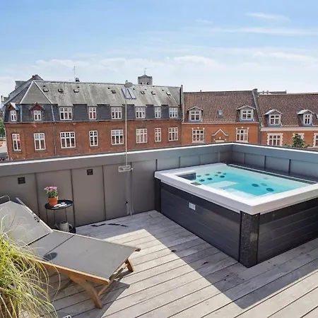 Byhus Midt I Byen M Tagterrasse